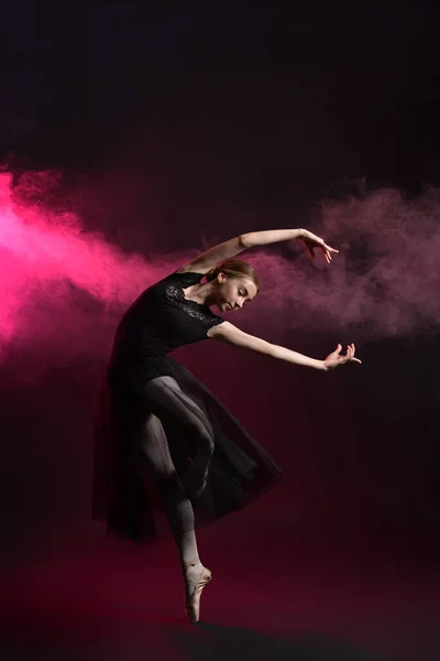 Mooie Jonge Ballerina Donkere Achtergrond — Stockfoto