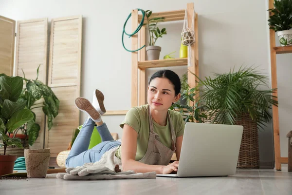 Jovem Jardineira Com Laptop Casa — Fotografia de Stock