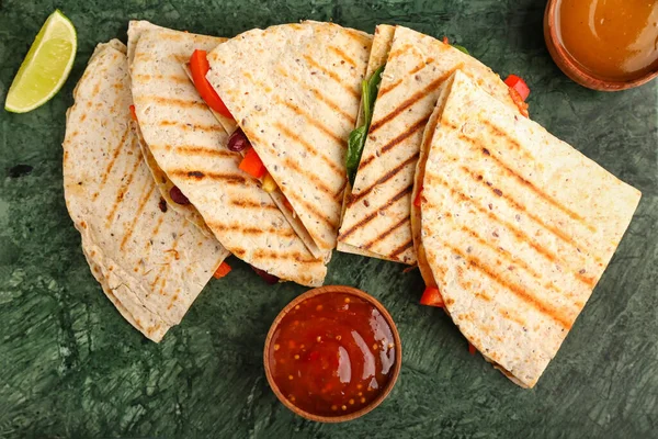 Sabrosas Quesadillas Vegetarianas Lima Salsas Sobre Fondo Color — Foto de Stock