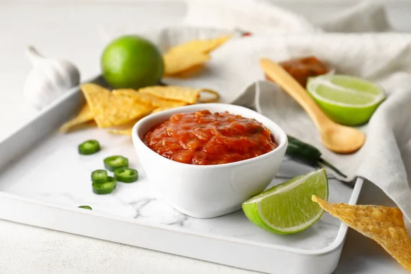 Bandeja Con Tazón Salsa Sabrosa Nachos Sobre Fondo Claro —  Fotos de Stock