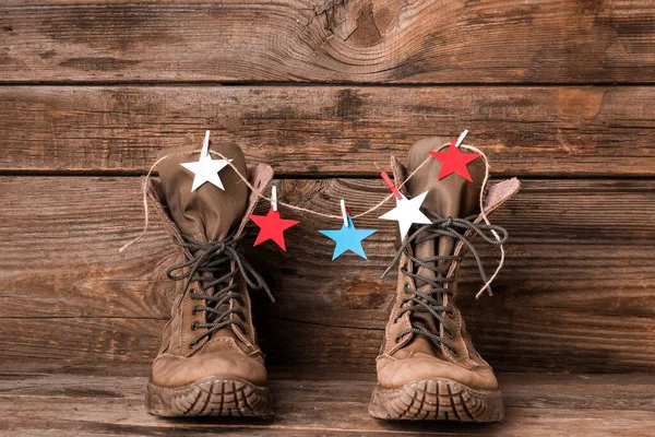 Vojenské Boty Hvězdy Barvách Vlajky Usa Dřevěném Pozadí — Stock fotografie
