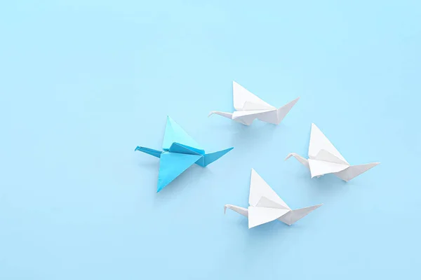Origami Kranar Färg Bakgrund Begreppet Unikt — Stockfoto