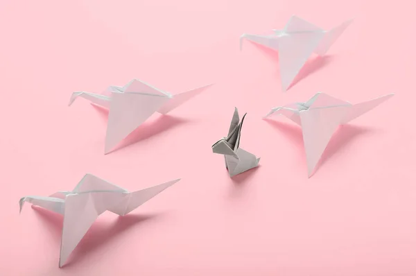Origami Kranar Och Kanin Färg Bakgrund Begreppet Unikt — Stockfoto