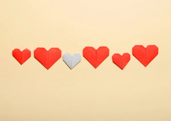 Сердца Оригами Цветном Фоне Концепция Уникальности — стоковое фото