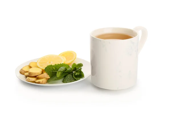 Beyaz Arka Planda Zencefilli Naneli Limonlu Çay — Stok fotoğraf