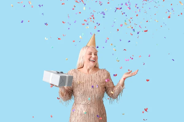 Счастливая Зрелая Женщина Шляпе Партии Подарком Цветном Фоне — стоковое фото