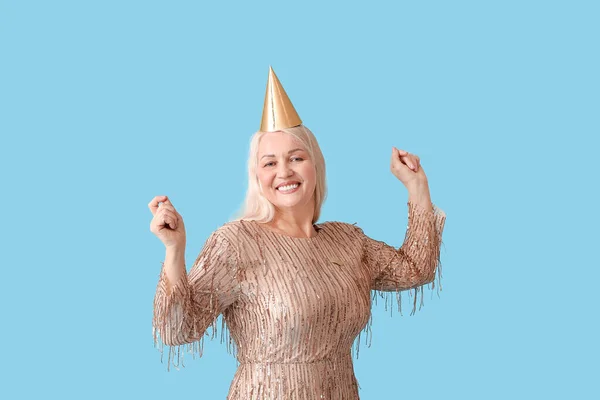 Счастливая Зрелая Женщина Шляпе Цветном Фоне — стоковое фото