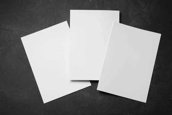 Чистые Листы Бумаги Тёмном Фоне — стоковое фото