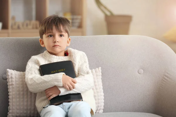 Liten Pojke Med Bibeln Hemma — Stockfoto