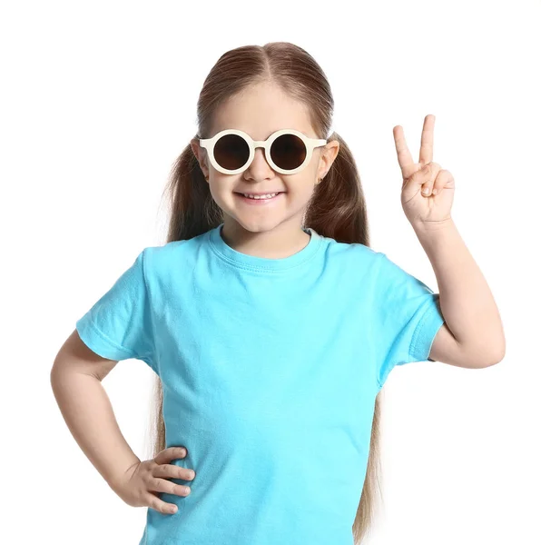 Carino Bambina Indossa Occhiali Sole Alla Moda Mostra Gesto Della — Foto Stock