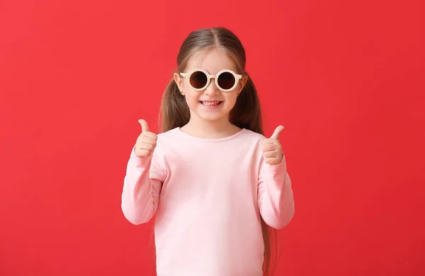 Menina Bonito Vestindo Óculos Sol Elegantes Mostrando Thumb Fundo Cor — Fotografia de Stock