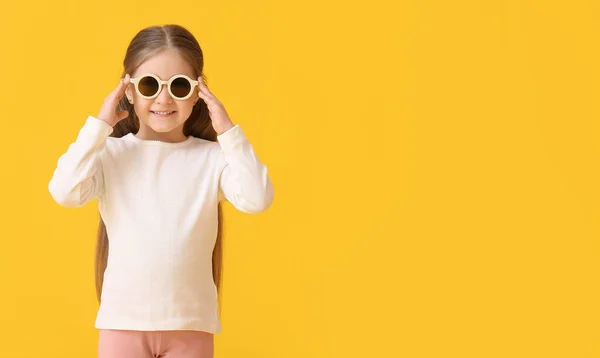 Nettes Kleines Mädchen Mit Stylischer Sonnenbrille Auf Farbigem Hintergrund — Stockfoto