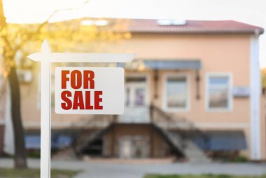 Şehir caddesindeki modern binanın yakınında satılık metin tahtası