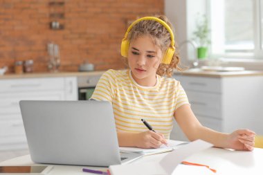 Evde online öğrenim gören kız öğrenci