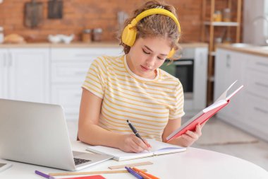 Evde online öğrenim gören kız öğrenci