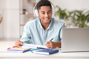 Afrikalı-Amerikalı öğrenci evde online çalışıyor.