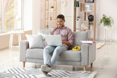 Afrikalı-Amerikalı öğrenci evde online çalışıyor.