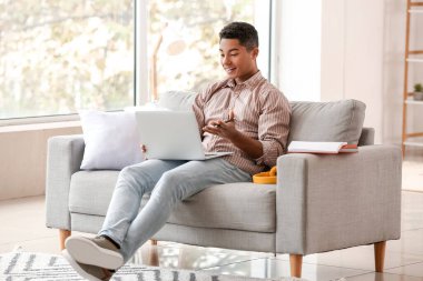 Afrikalı-Amerikalı öğrenci evde online çalışıyor.