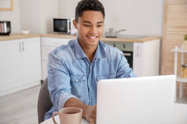 Afrikalı-Amerikalı öğrenci evde online çalışıyor.