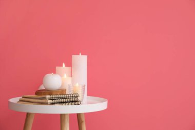 Masada renk arkaplanına karşı mumlar ve defterler yakılıyor