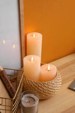 Masada mum ve kırtasiye malzemesi yakmak