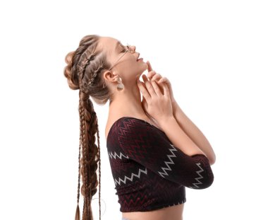 Beyaz arka planda örgülü saçları olan güzel bir genç kadın.