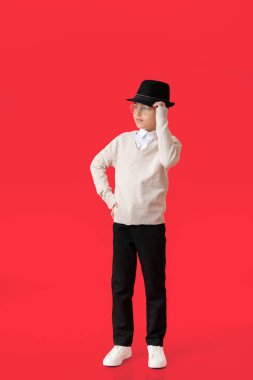 Renkli arka planda şık bir çocuk.