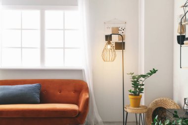 İçinde lamba ve kanepe olan modern bir oda.