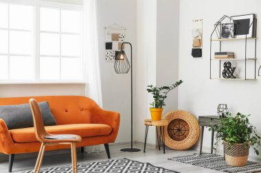 İçinde lamba ve kanepe olan modern bir oda.