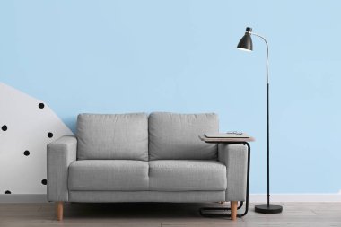 İçinde lamba ve kanepe olan modern bir oda.