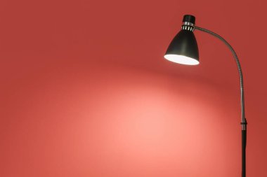 Renkli arka planda parlayan modern lamba