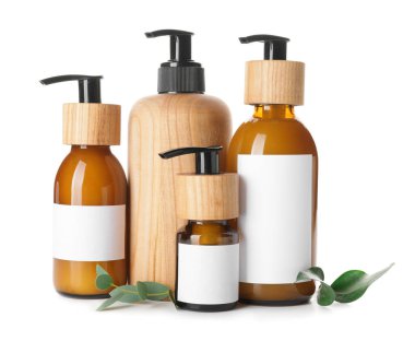 Beyaz arka planda doğal şampuanlı şişeler.