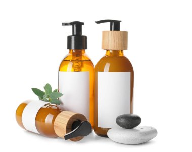 Beyaz arka planda doğal şampuanlı şişeler.