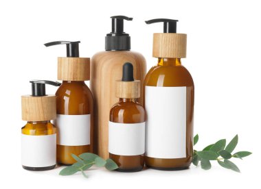 Beyaz arka planda doğal şampuanlı şişeler.