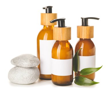 Beyaz arka planda doğal şampuanlı şişeler.