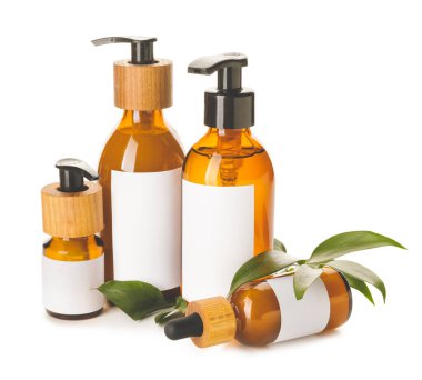 Beyaz arka planda doğal şampuanlı şişeler.