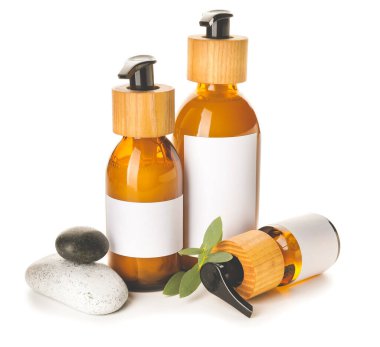 Beyaz arka planda doğal şampuanlı şişeler.