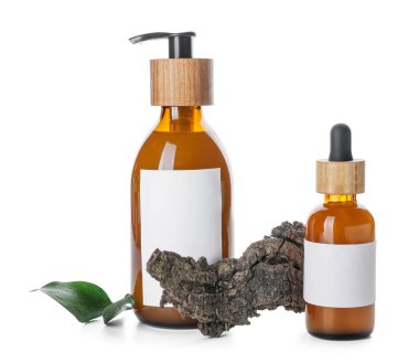 Beyaz arka planda doğal şampuanlı şişeler.