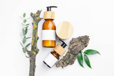 Beyaz arka planda doğal şampuanlı şişeler.