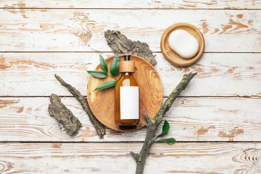Ahşap arka planda doğal şampuan şişesi.