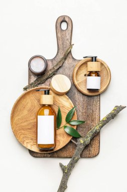 Beyaz arka planda doğal şampuanlı şişeler.