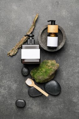 Koyu arkaplanda doğal şampuan şişeleri olan kompozisyon