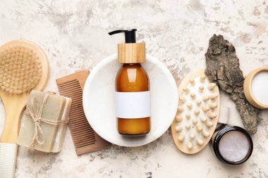 Doğal şampuan, sabun ve grunge arkaplanda fırçalar.