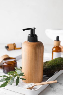 Açık arkaplanda doğal şampuan şişesi.