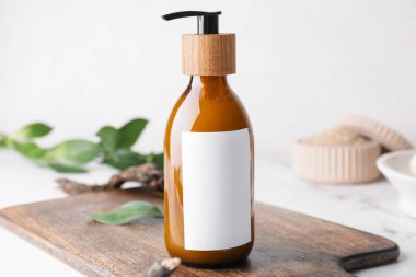 Açık arkaplanda doğal şampuan şişesi.