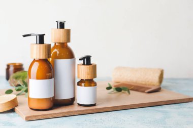 Hafif arka planda doğal şampuanlı şişeler.