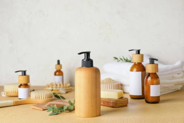 Renkli arkaplanda doğal şampuan, tarak ve sabun şişesi