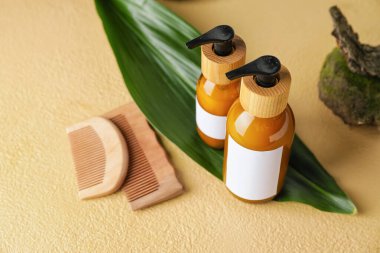 Doğal şampuanlı şişeler ve renk arkaplan tarakları