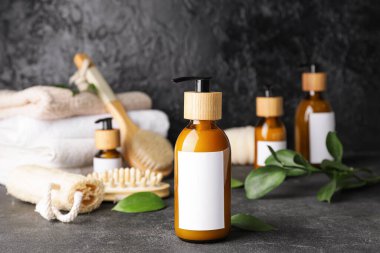 Siyah arka planda doğal şampuanlı şişeler.