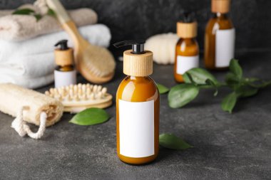 Siyah arka planda doğal şampuanlı şişeler.